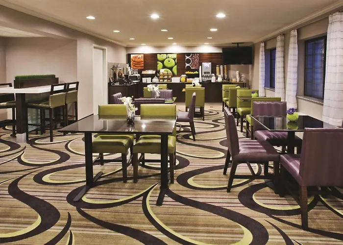 La Quinta By Wyndham Milwaukee Delafield